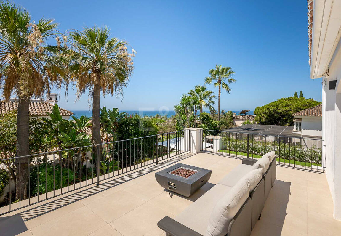 Moderne Andalusische Villa nur wenige Schritte vom Strand entfernt