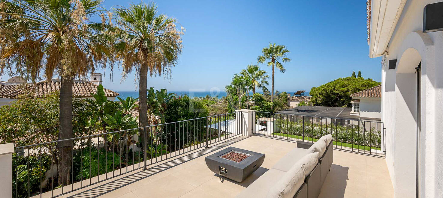 Moderne Andalusische Villa nur wenige Schritte vom Strand entfernt