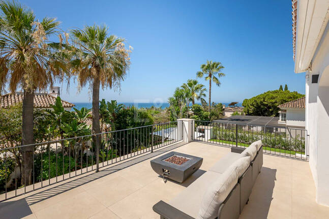 Moderne Andalusische Villa nur wenige Schritte vom Strand entfernt