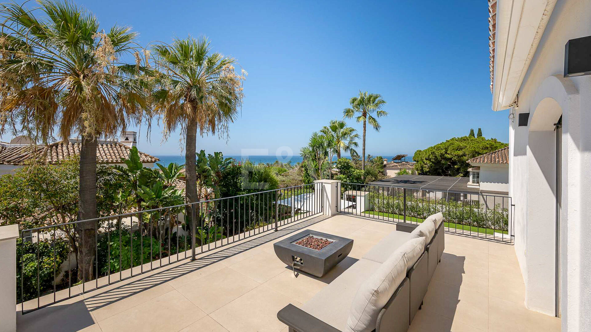 Moderne Andalusische Villa nur wenige Schritte vom Strand entfernt