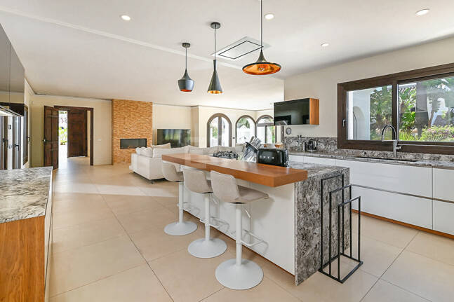 Moderne Andalusische Villa nur wenige Schritte vom Strand entfernt