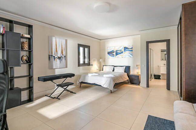 Moderne Andalusische Villa nur wenige Schritte vom Strand entfernt