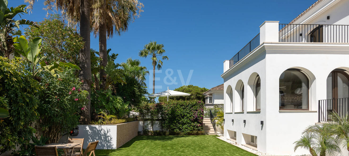 Moderne Andalusische Villa nur wenige Schritte vom Strand entfernt