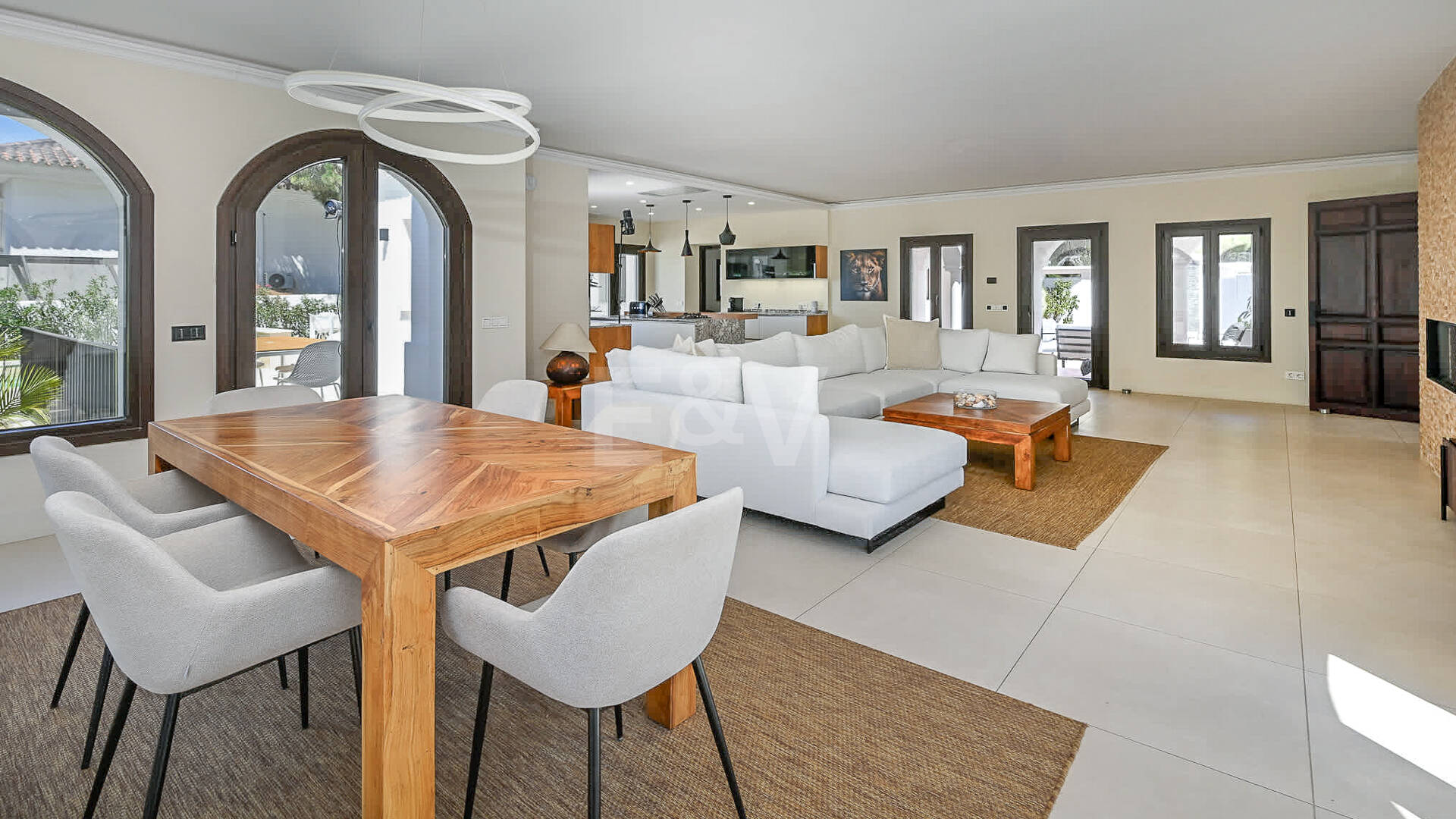 Moderne Andalusische Villa nur wenige Schritte vom Strand entfernt