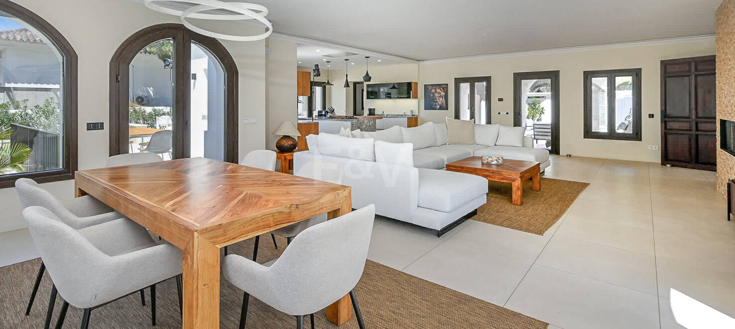 Moderne Andalusische Villa nur wenige Schritte vom Strand entfernt