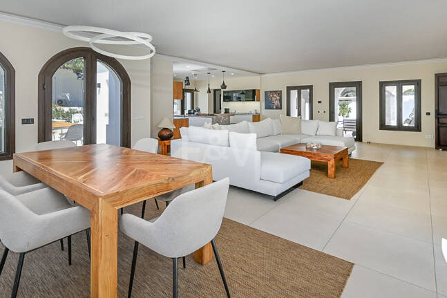 Moderne Andalusische Villa nur wenige Schritte vom Strand entfernt