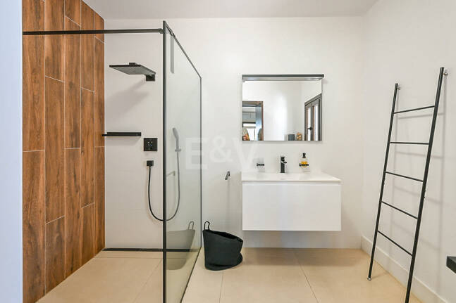 Moderne Andalusische Villa nur wenige Schritte vom Strand entfernt