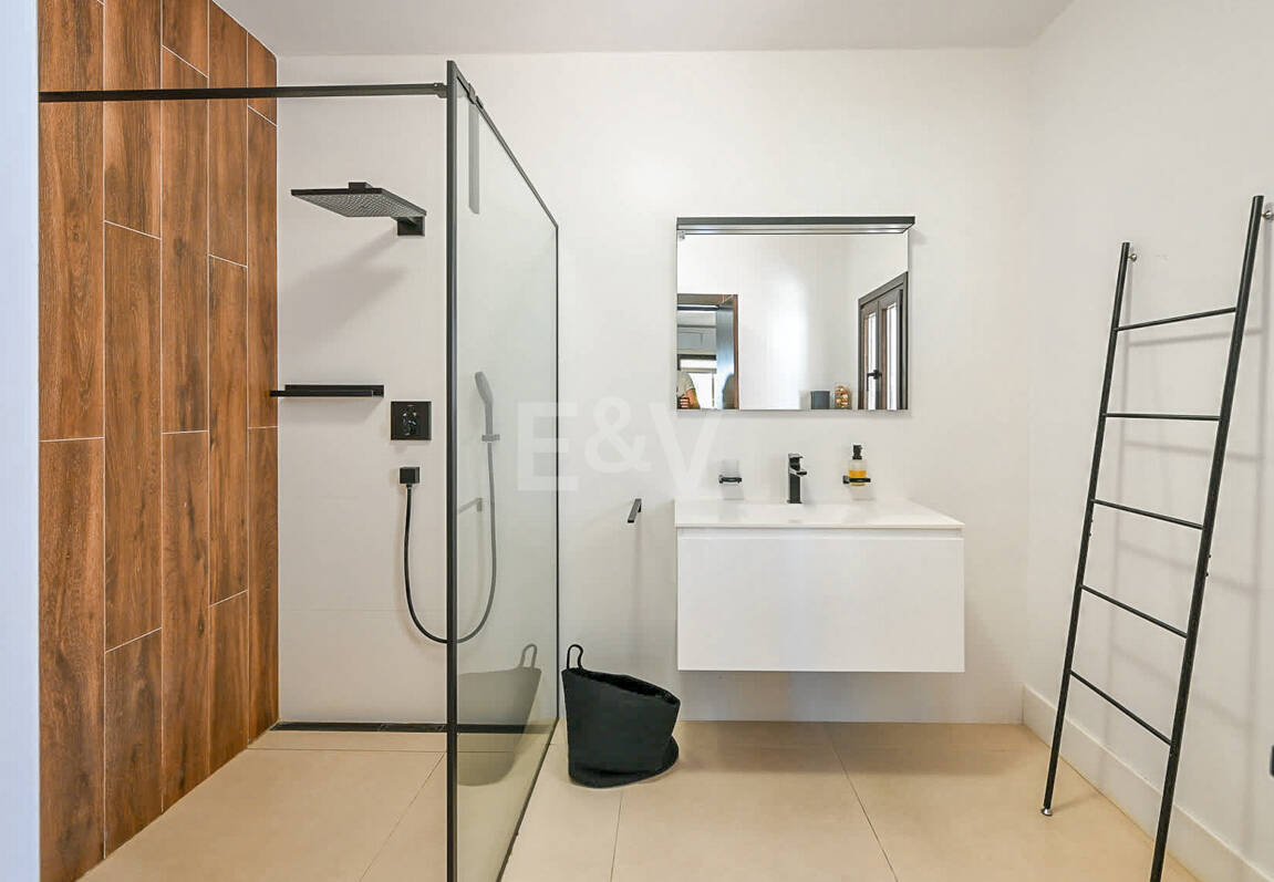 Moderne Andalusische Villa nur wenige Schritte vom Strand entfernt