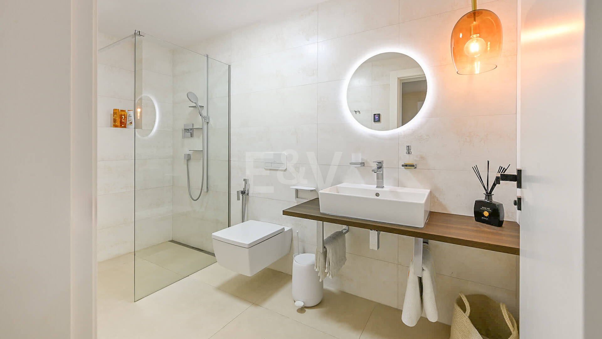 Moderne Andalusische Villa nur wenige Schritte vom Strand entfernt