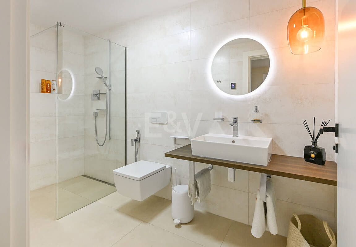 Moderne Andalusische Villa nur wenige Schritte vom Strand entfernt