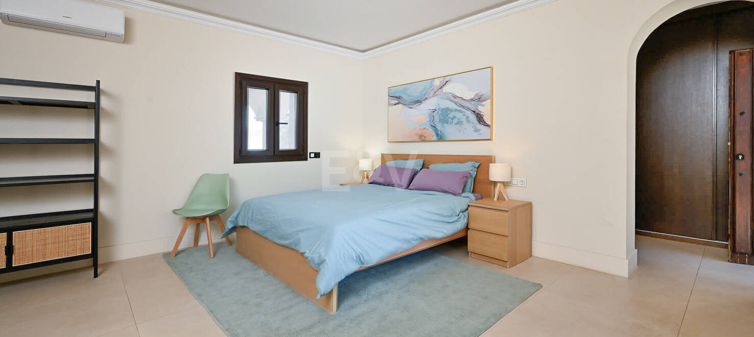 Moderne Andalusische Villa nur wenige Schritte vom Strand entfernt