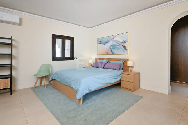 Moderne Andalusische Villa nur wenige Schritte vom Strand entfernt