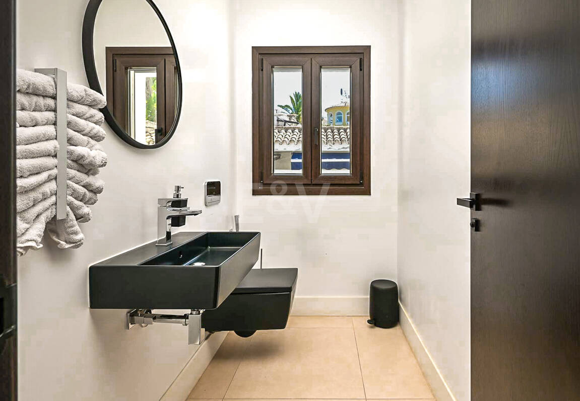 Moderne Andalusische Villa nur wenige Schritte vom Strand entfernt