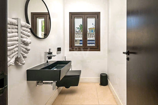 Moderne Andalusische Villa nur wenige Schritte vom Strand entfernt