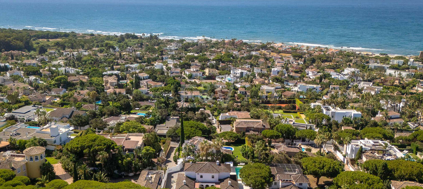 Moderne Andalusische Villa nur wenige Schritte vom Strand entfernt