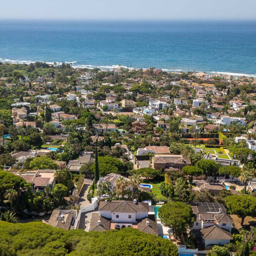 Moderne Andalusische Villa nur wenige Schritte vom Strand entfernt
