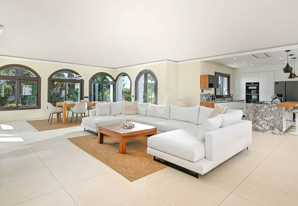 Moderne Andalusische Villa nur wenige Schritte vom Strand entfernt