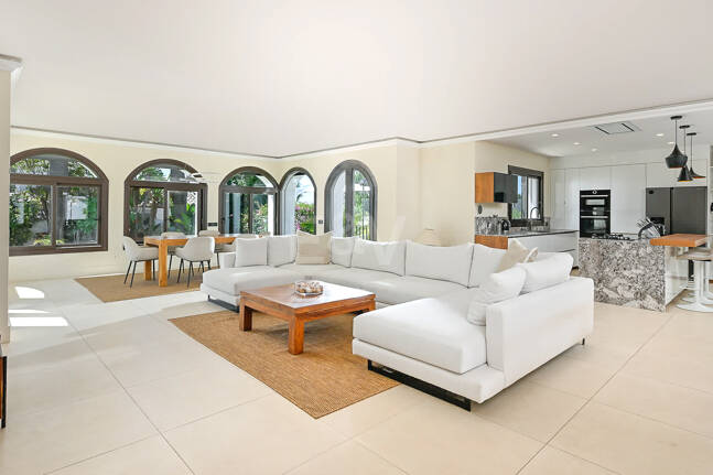 Moderne Andalusische Villa nur wenige Schritte vom Strand entfernt