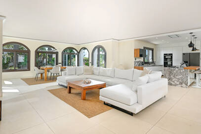 Moderne Andalusische Villa nur wenige Schritte vom Strand entfernt