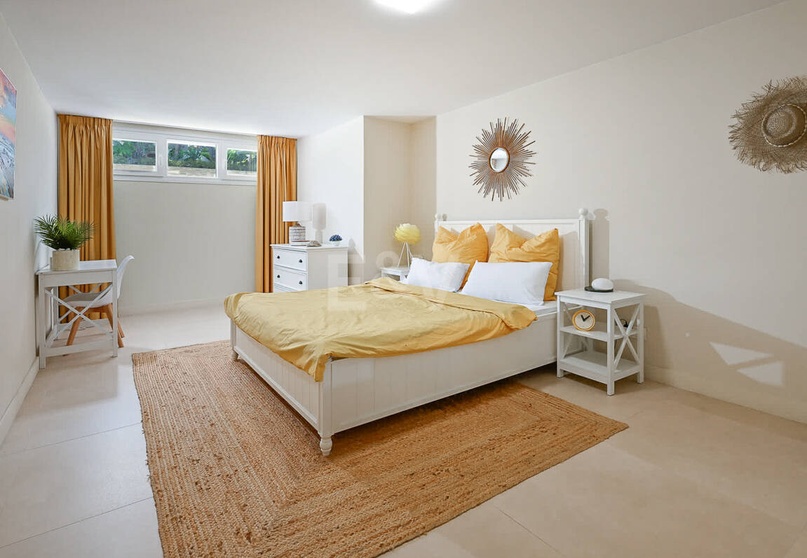 Moderne Andalusische Villa nur wenige Schritte vom Strand entfernt