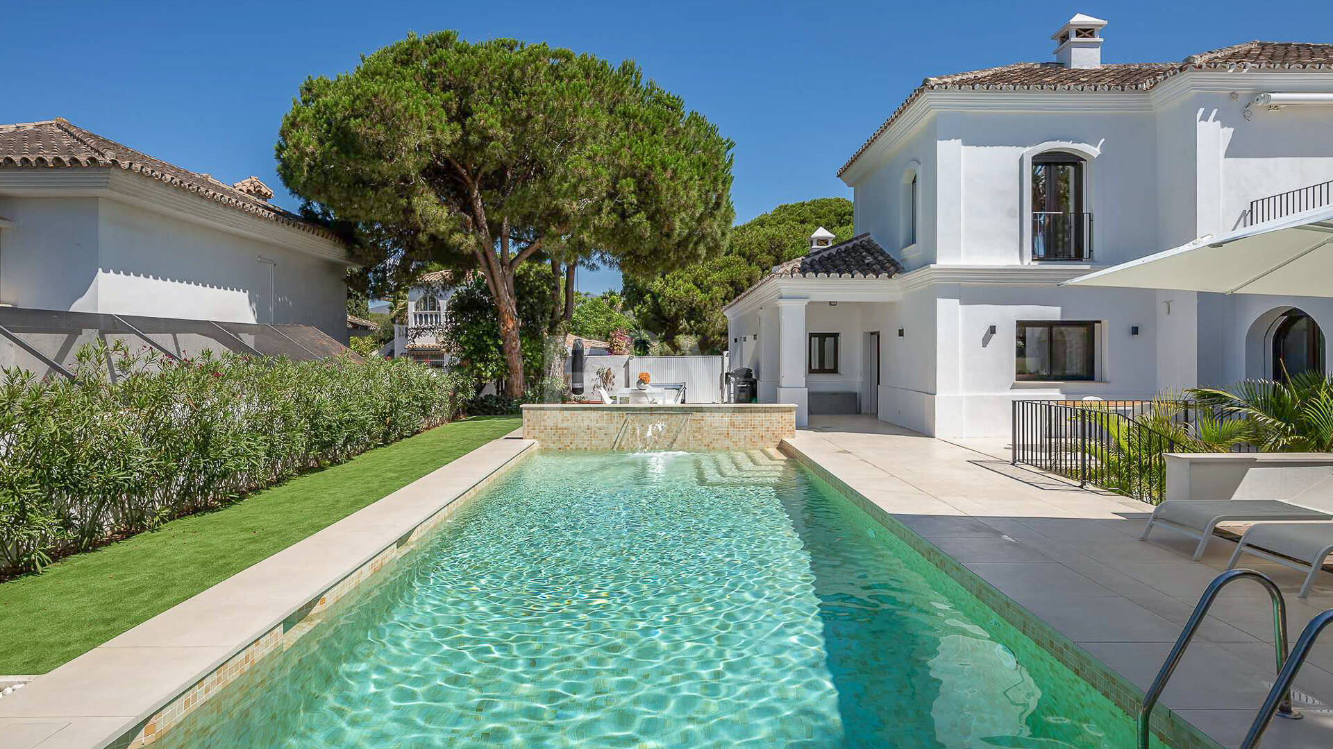 Moderne Andalusische Villa nur wenige Schritte vom Strand entfernt