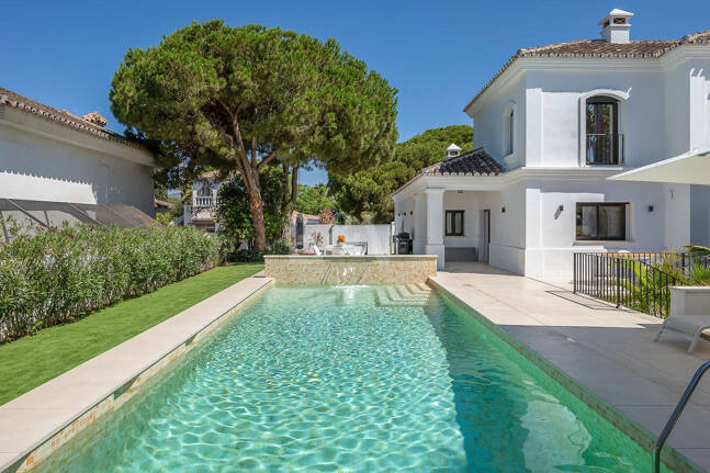 Moderne Andalusische Villa nur wenige Schritte vom Strand entfernt