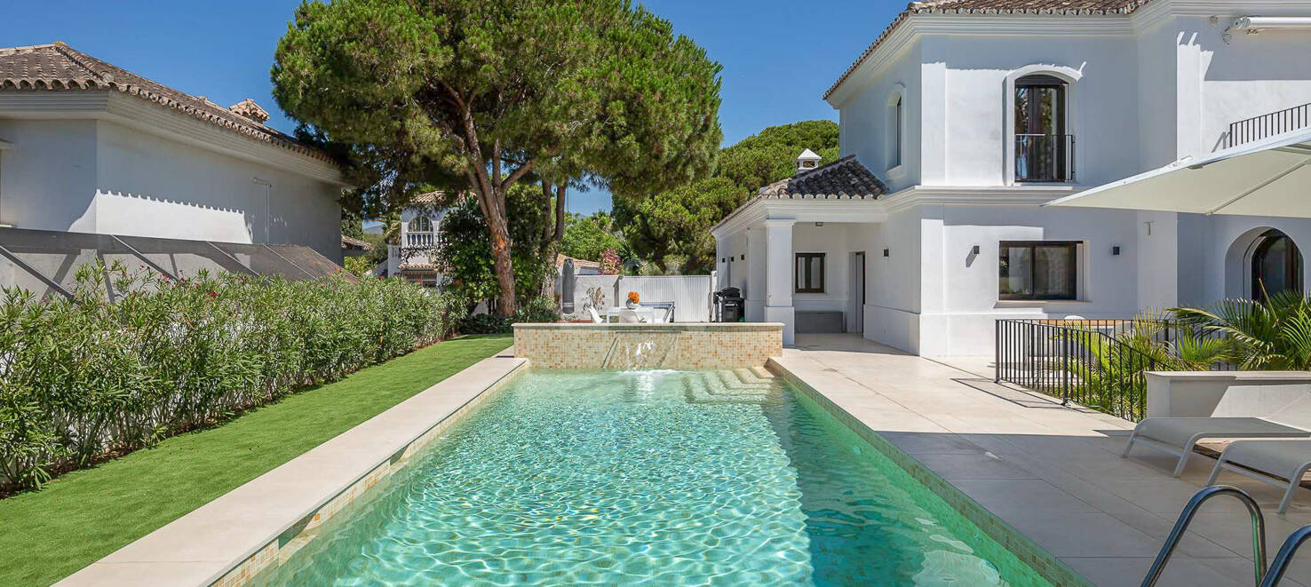 Moderne Andalusische Villa nur wenige Schritte vom Strand entfernt