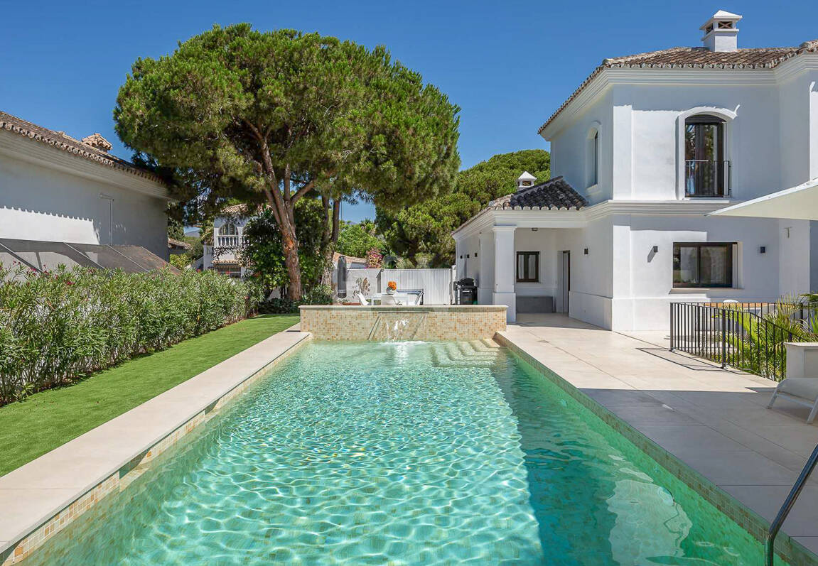 Moderne Andalusische Villa nur wenige Schritte vom Strand entfernt