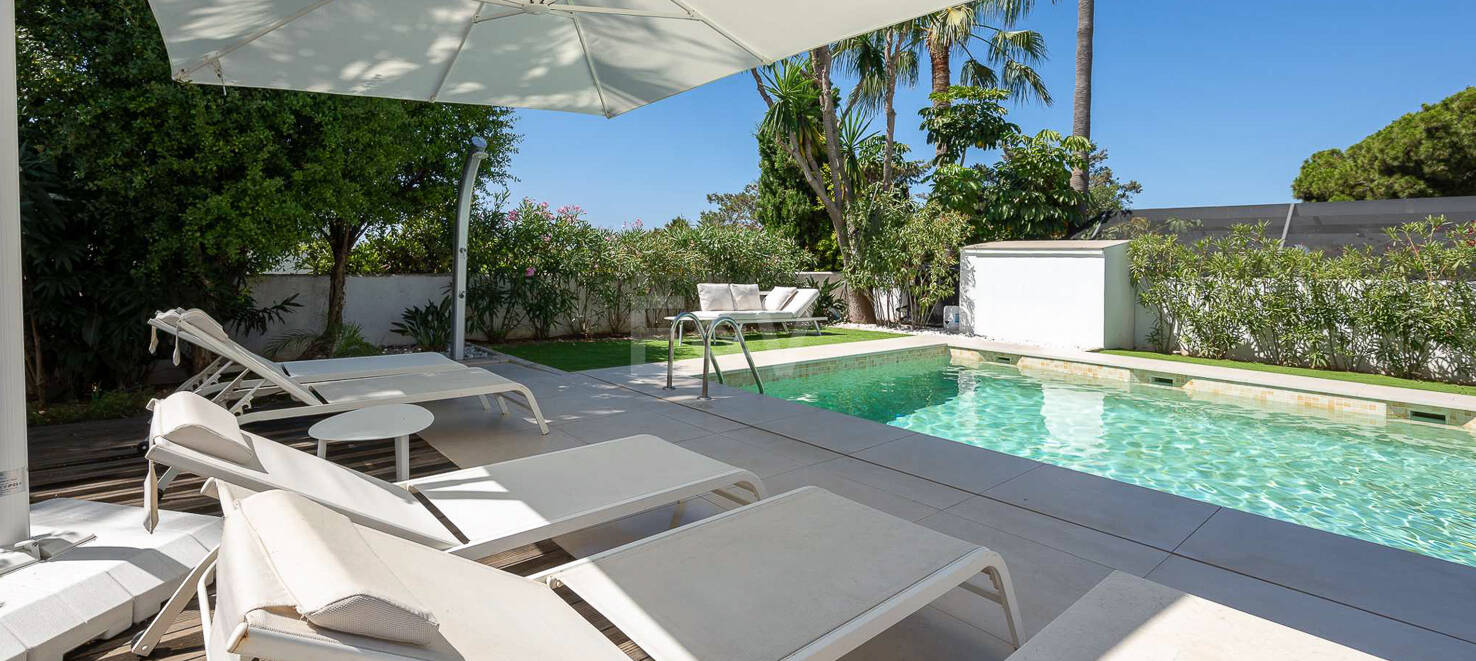 Moderne Andalusische Villa nur wenige Schritte vom Strand entfernt