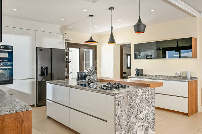 Moderne Andalusische Villa nur wenige Schritte vom Strand entfernt