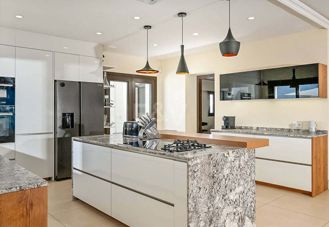 Moderne Andalusische Villa nur wenige Schritte vom Strand entfernt