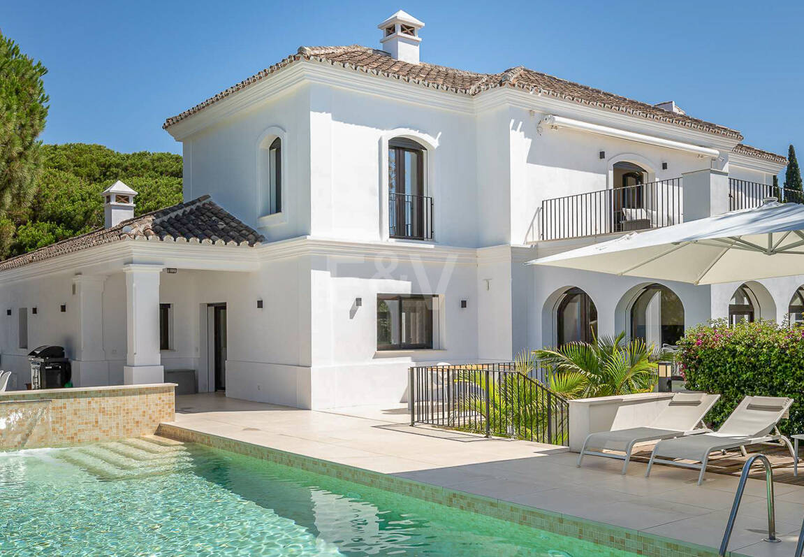 Moderne Andalusische Villa nur wenige Schritte vom Strand entfernt