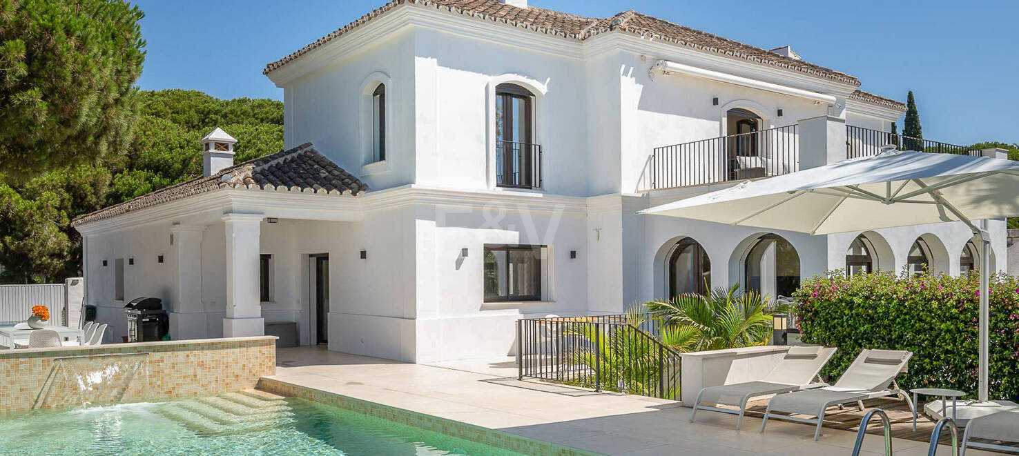 Moderne Andalusische Villa nur wenige Schritte vom Strand entfernt