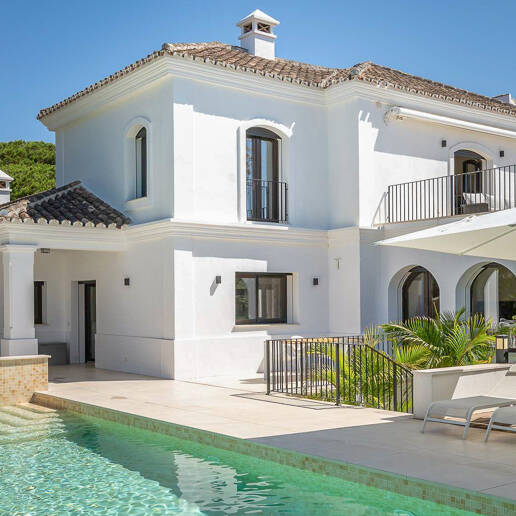 Moderne Andalusische Villa nur wenige Schritte vom Strand entfernt