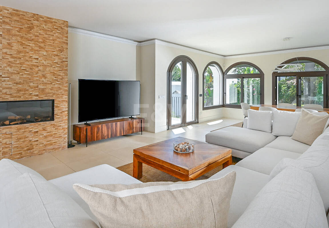 Moderne Andalusische Villa nur wenige Schritte vom Strand entfernt