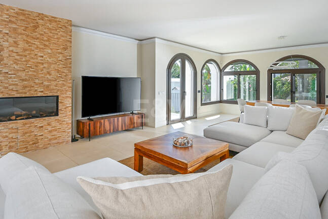 Moderne Andalusische Villa nur wenige Schritte vom Strand entfernt