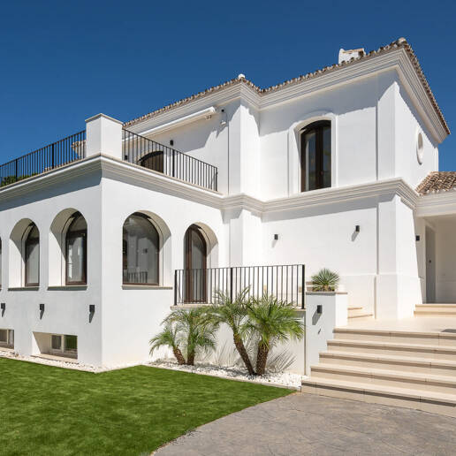 Moderne Andalusische Villa nur wenige Schritte vom Strand entfernt