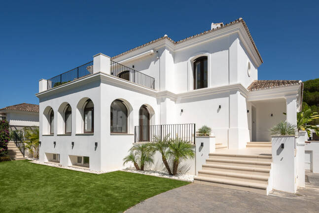 Moderne Andalusische Villa nur wenige Schritte vom Strand entfernt