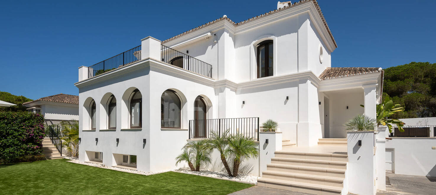 Moderne Andalusische Villa nur wenige Schritte vom Strand entfernt