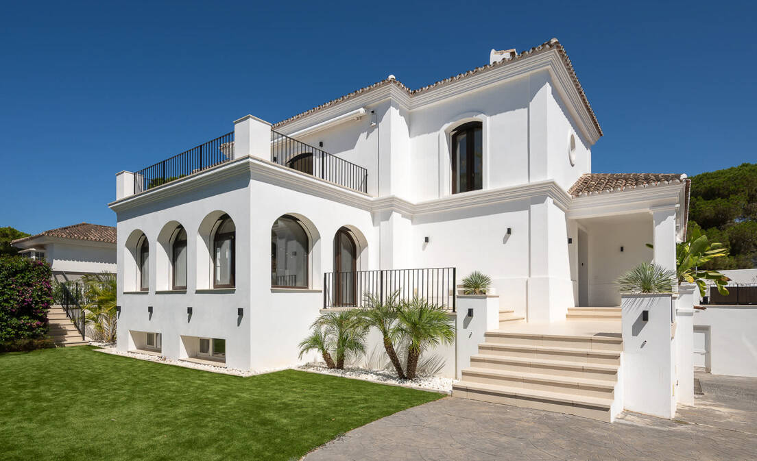 Moderne Andalusische Villa nur wenige Schritte vom Strand entfernt