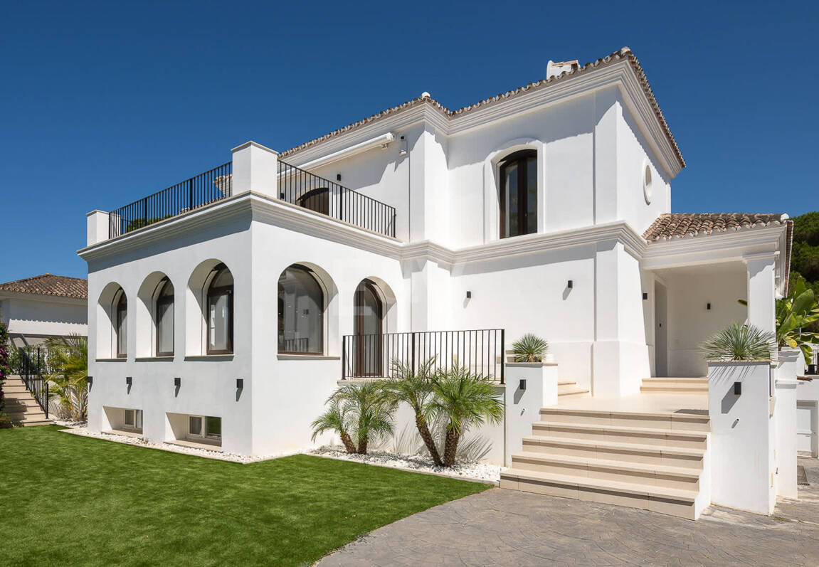 Moderne Andalusische Villa nur wenige Schritte vom Strand entfernt