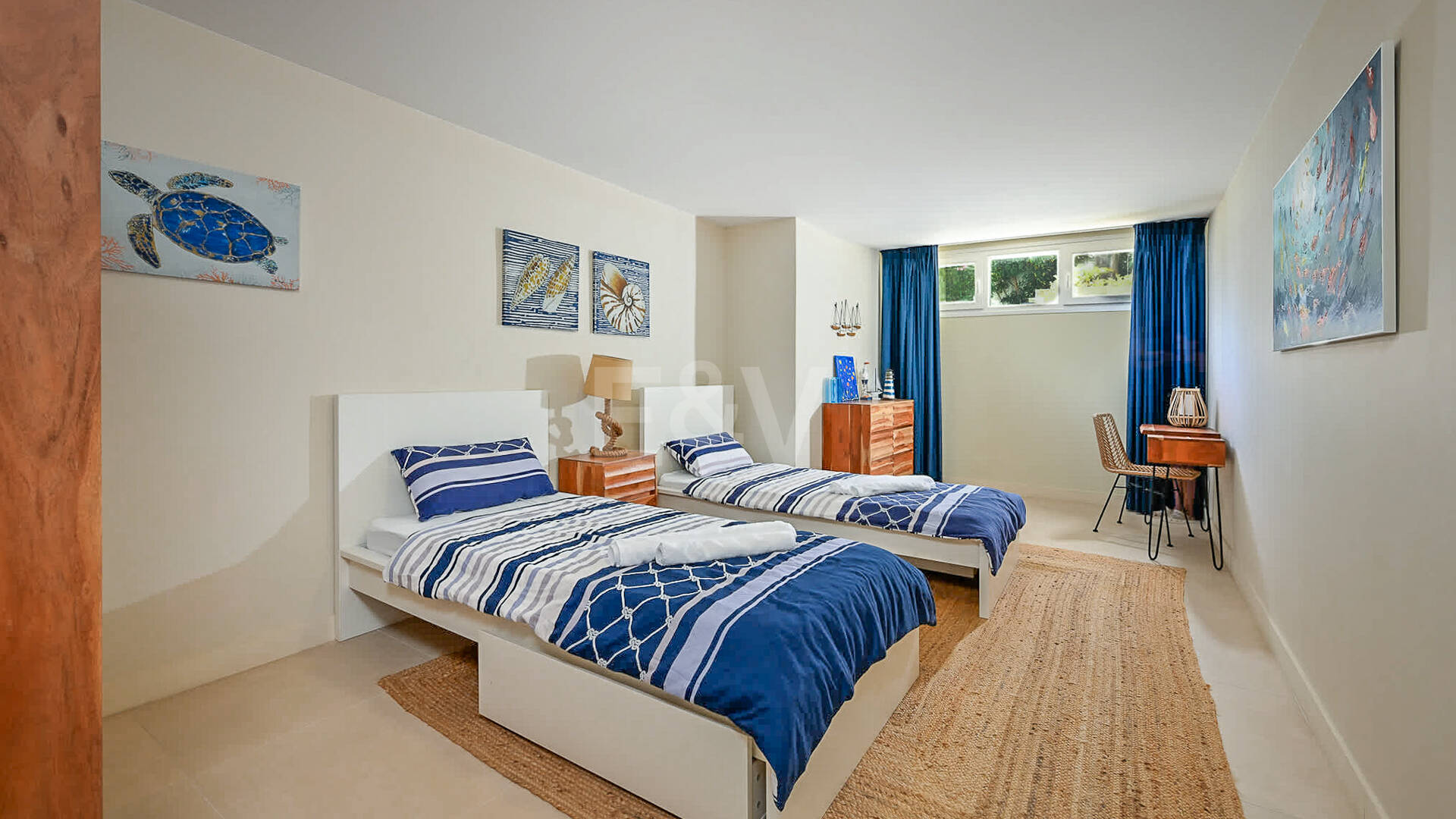 Moderne Andalusische Villa nur wenige Schritte vom Strand entfernt