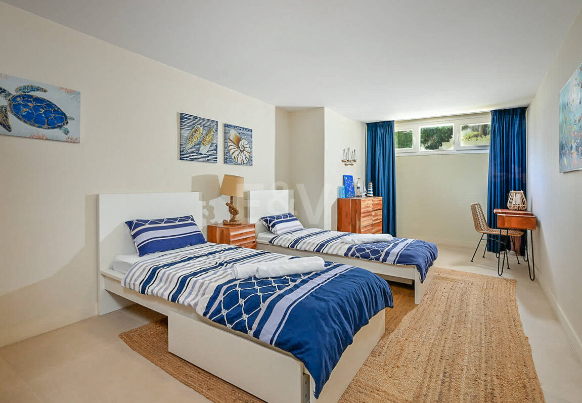 Moderne Andalusische Villa nur wenige Schritte vom Strand entfernt