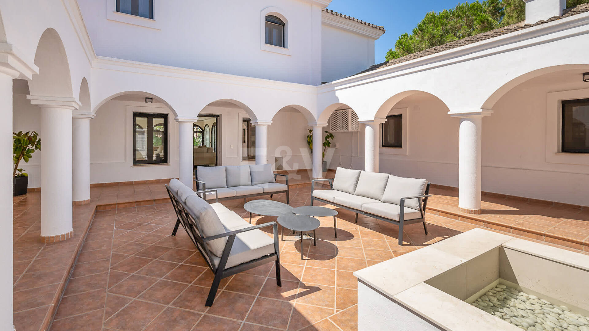 Moderne Andalusische Villa nur wenige Schritte vom Strand entfernt