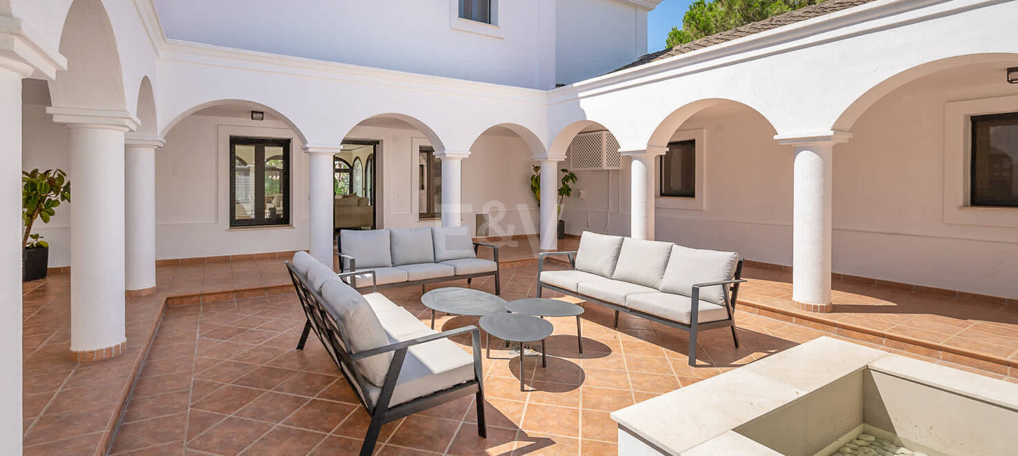 Moderne Andalusische Villa nur wenige Schritte vom Strand entfernt