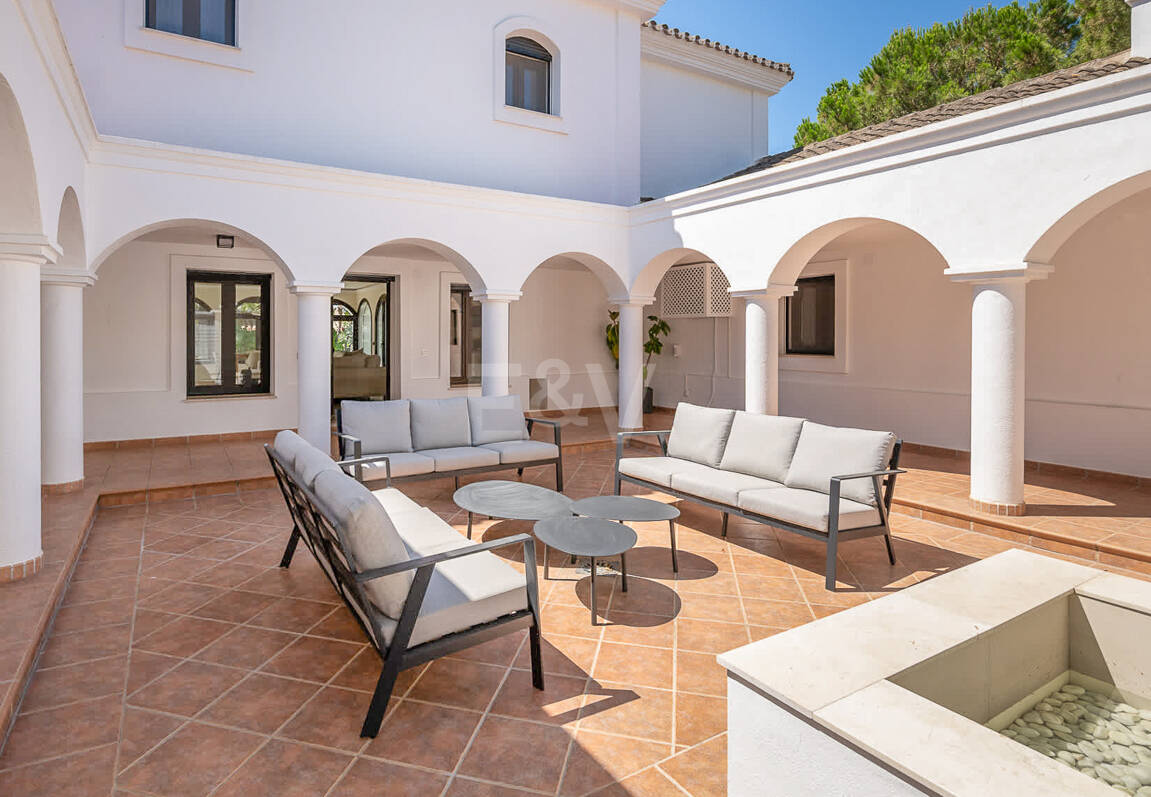 Moderne Andalusische Villa nur wenige Schritte vom Strand entfernt