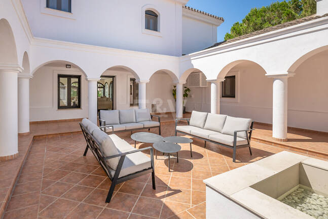 Moderne Andalusische Villa nur wenige Schritte vom Strand entfernt