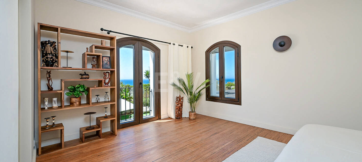 Moderne Andalusische Villa nur wenige Schritte vom Strand entfernt