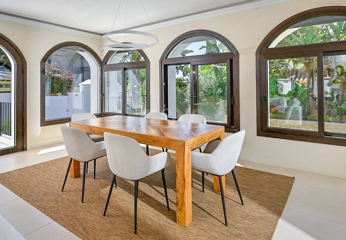 Moderne Andalusische Villa nur wenige Schritte vom Strand entfernt