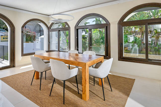 Moderne Andalusische Villa nur wenige Schritte vom Strand entfernt